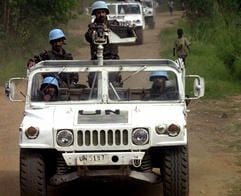 UN-Truppen aus Marokko patroullieren in Bunia im Kongo. Die EU will mit rund 1500 Soldaten die Wahlen in Kongo absichern. (Foto: dpa)