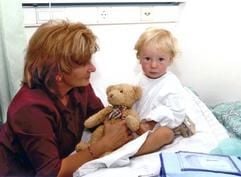 Der Teddy als Tröster - aber Kinder sind trotz aller Ablenkung im Krankenhaus froh, wenn sie schnell wieder nach Hause können. (Foto: dpa)