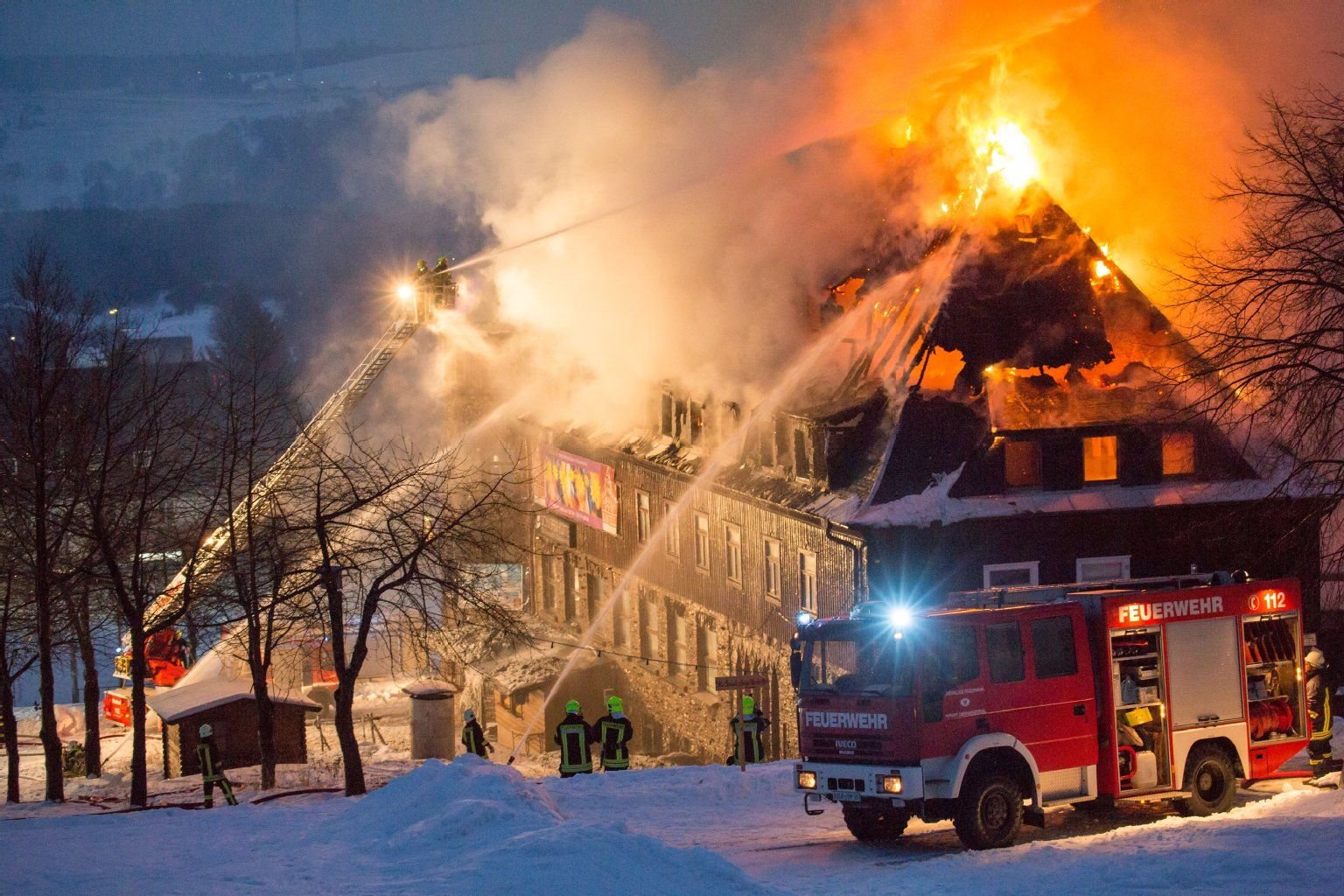 Feuerwehrleute löschen einen Brand in Oberwiesenthal am Montag.
