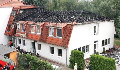 Blick auf das abgebrannte Hauptgebäude des Seniorenheimes «Birkenhof» im altmärkischen Salzwedel. (FOTO: DPA)