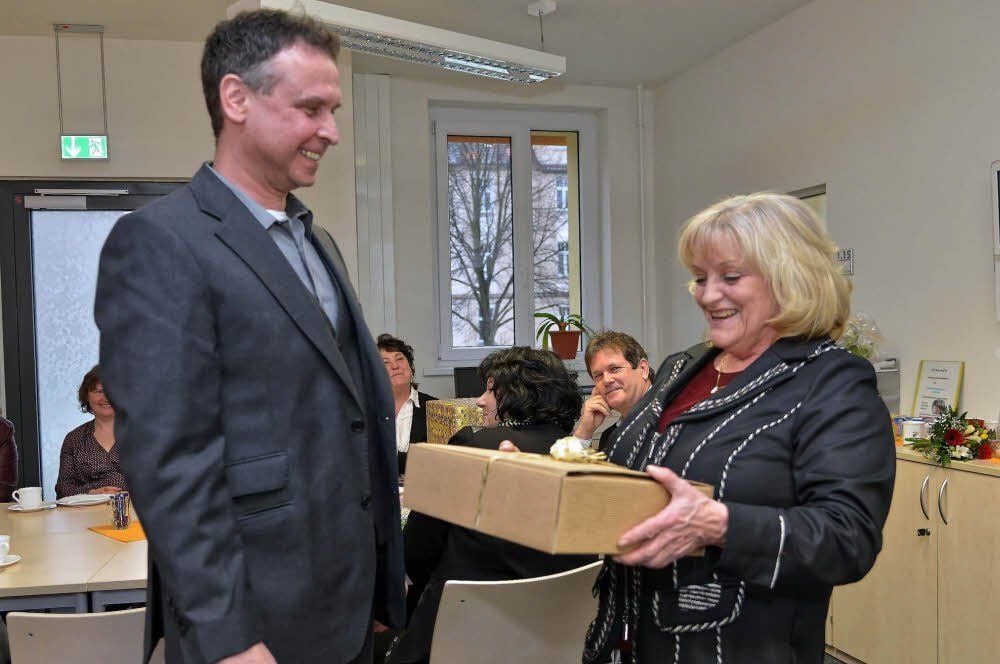 Monika Reinsperger hat ein Geschenk für Ulf Stoppperka.