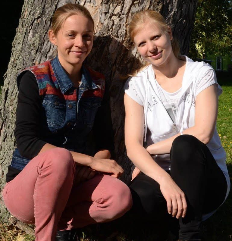 Lena Kluger (links) und Nadine Nourney ziehen ab morgen als „Die Mädchenbande“ durch die Klassenzimmer der Region.