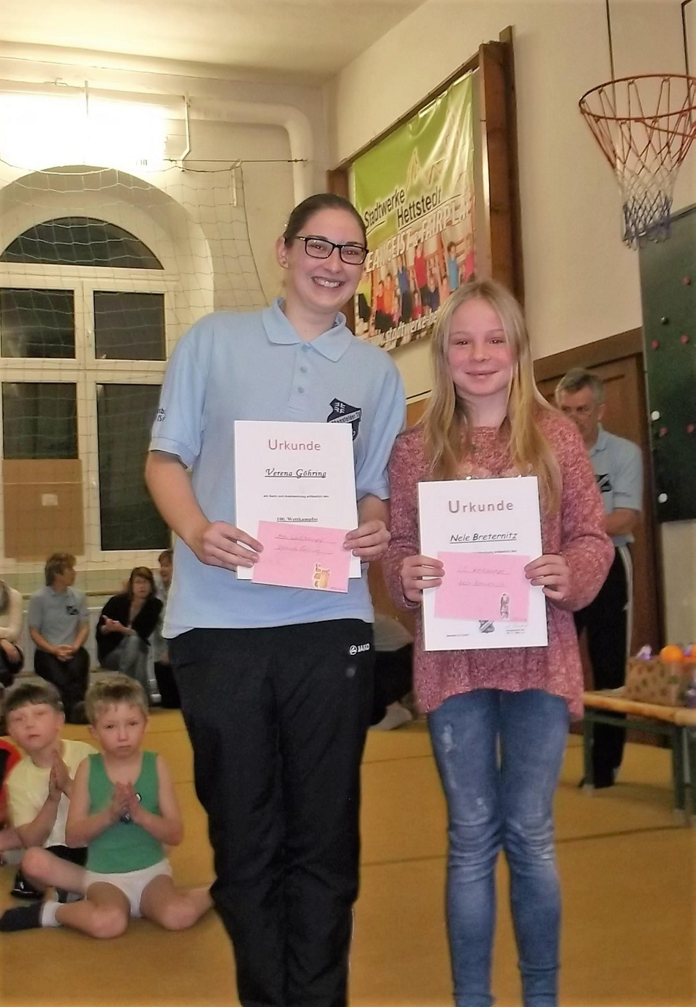 Verena Göring (links) und Nele Breternitz mit ihren Urkunden.