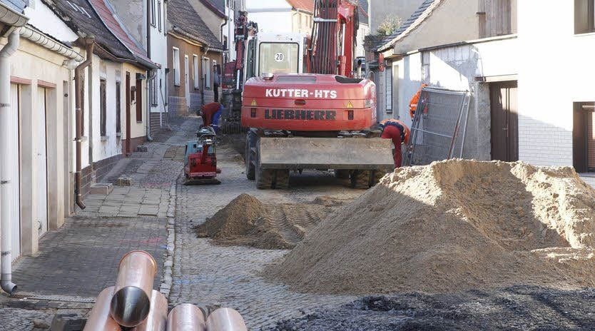 Neue Abwasserleitungen werden in Sandersleben verlegt.