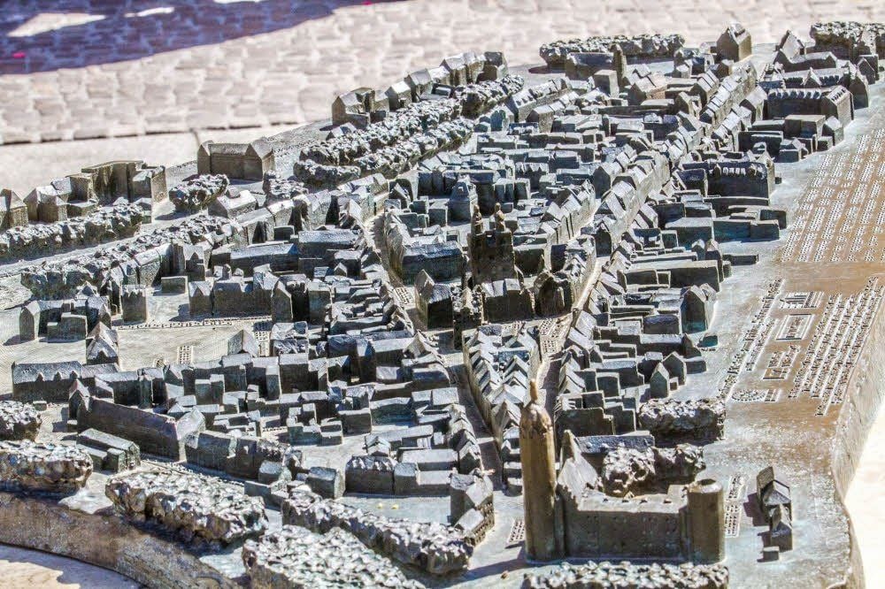 Das Stadtmodell von Egbert Broerken am Markt ist nicht nur bei Touristen beliebt. Besonders gern angefasst wird die Spitze der Schlosskirche.