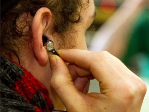 Wer unterwegs Musik hört, darf die Nebengeräusche nicht ausblenden. Sonst könnte es im Straßenverkehr gefährlich werden.