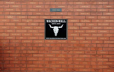 Die Wacken-Wall: Besucher können sich mit einer Spende an die «Wacken-Foundation» mit einem eigenen Stein an dieser Mauer verewigen. (FOTO: DPA)