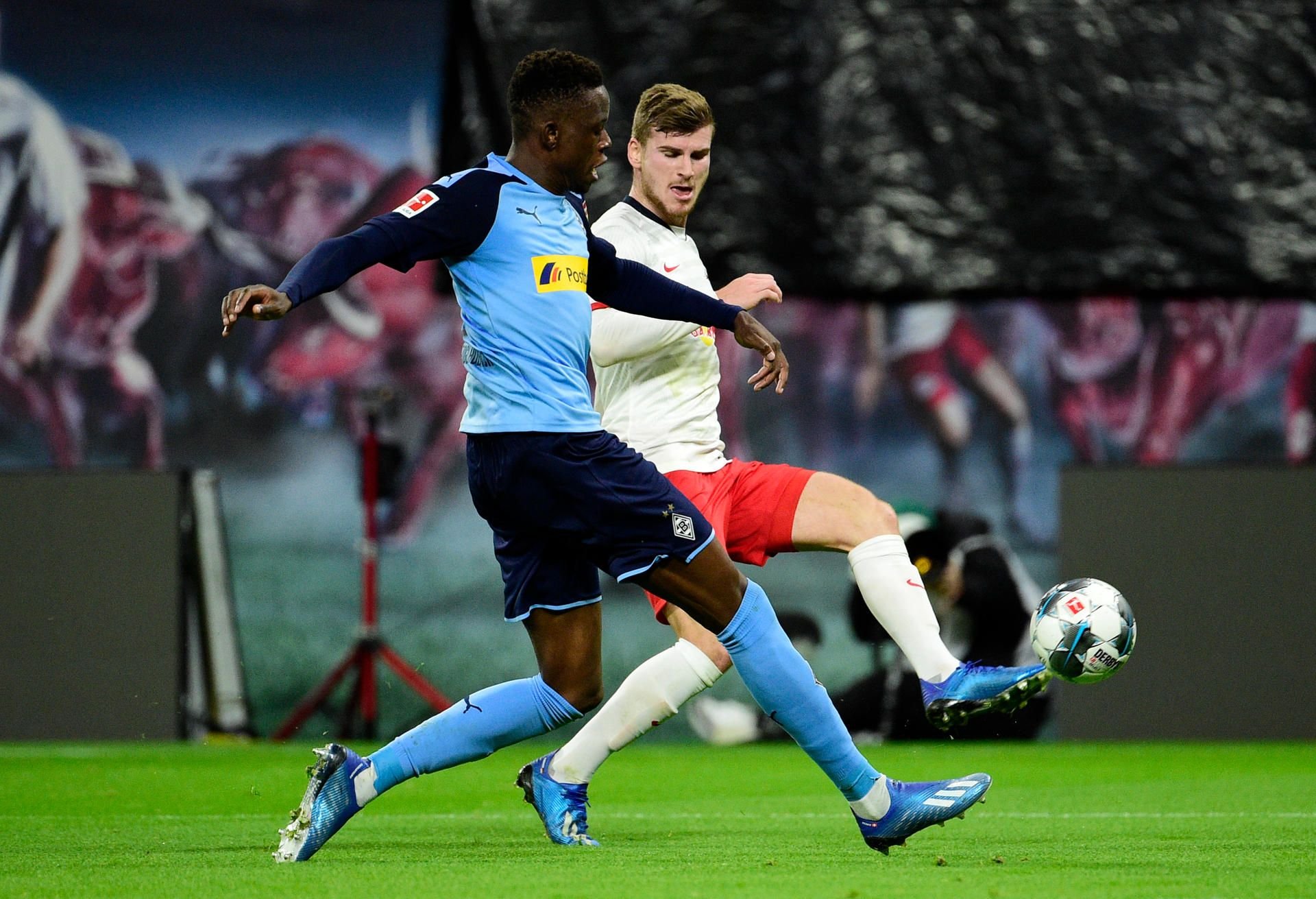 Mönchengladbachs Denis Zakaria (l.) und Leipzigs Timo Werner (r.) kämpfen um den Ball.