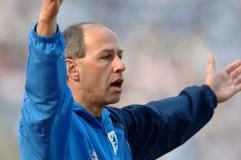 Der Trainer vom TSV 1860 München, Rainer Maurer, hebt die Arme. (Foto: dpa)