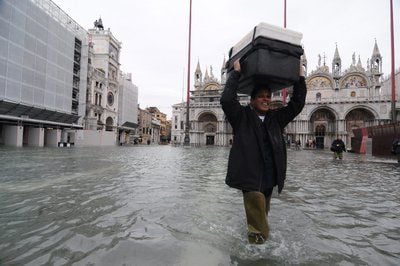 Fluten in Venedig - Lagunenstadt unter Wasser (FOTO: DPA)