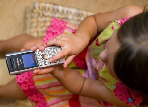 Ein Mädchen telefoniert. Weil sie Langeweile verspüren, melden sich bei den Kinder- und Jugendtelefonen in Sachsen-Anhalt immer mehr Kinder. (FOTO: DPA)