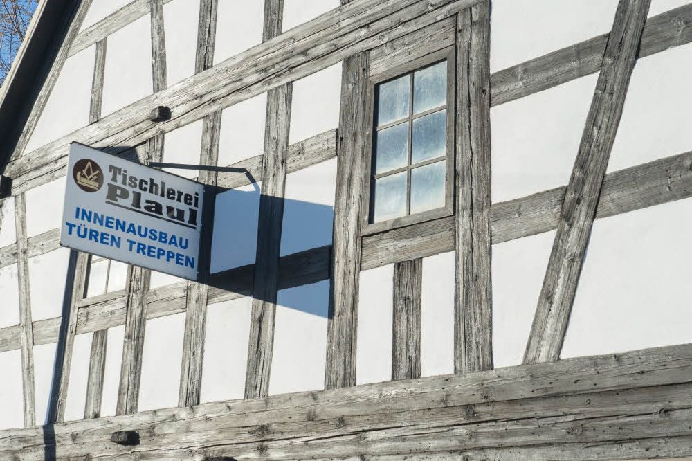 In einem alten Fachwerkhaus befindet sich die Werkstatt.