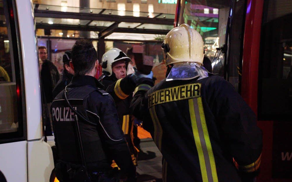 Feuerwehrleute versuchen den jungen Hallenser unter der Bahn zu befreien. Es gelang trotz aller Bemühungen nicht, sein Leben zu retten.