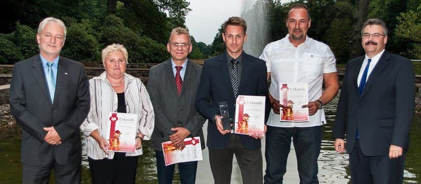 BDK-Landesvorsitzender Hanno Schulz(li ) und Ex-Polizeipräsident Michael Schulze (re) gratulieren Kerstin Pliczka, Steffen Stark, Torsten Lehmann und Torsten Guthold (v.l.n.r.).