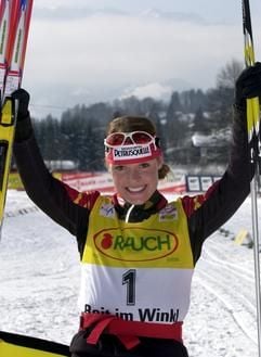 Evi Sachenbacher aus Reit im Winkl jubelt nach dem Weltcuprennen im Sprint am Mittwoch (12.02.2003) im oberbayerischen Reit im Winkl. Die Staffel-Olympiasiegerin belegte den zweiten Rang hinter der Norwegerin Marit Bjoergen und vor der Italienerin Sabina Valbusa. (Foto: dpa)