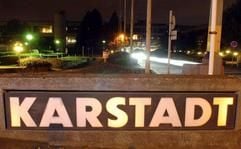 Die Zentrale des Warenhauskonzerns KarstadtQuelle in Essen (Archivfoto vom 27.09.2004). (Foto: dpa)