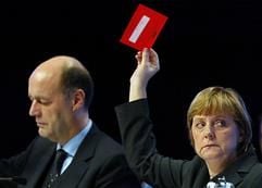 Die CDU-Vorsitzende Angela Merkel hebt am 01.12.2003 in Leipzig während des 17. CDU-Parteitages ihre Stimmkarte, neben ihr sitzt CDU-Generalsekretär Laurenz Meyer (Archivfoto). CDU-Generalsekretär Laurenz Meyer hat nach seinem Amtsantritt im November 2000 noch fünf Monate lang Gehalt von seinem früheren Arbeitgeber RWE bekommen. Er habe in dieser Zeit noch einige Projekte abgewickelt, bestätigte Meyer der «Süddeutschen Zeitung» (Freitag). Dies war bislang nicht bekannt. (Foto: dpa)