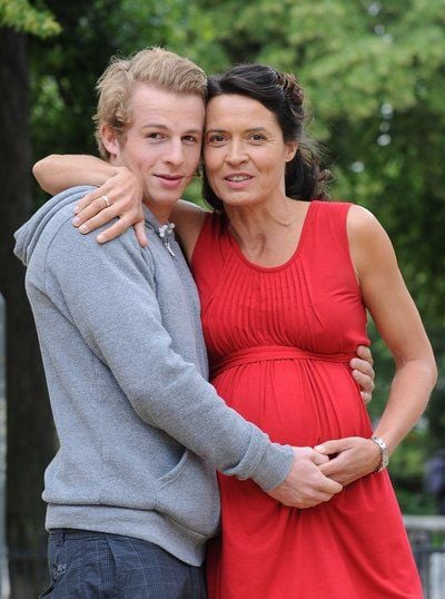 Die Schauspieler Daniel Roesner und Ulrike Folkerts stehen am Rande von Dreharbeiten für den Sat.1-Film «Liebe in anderen Umständen». (FOTO: DPA)