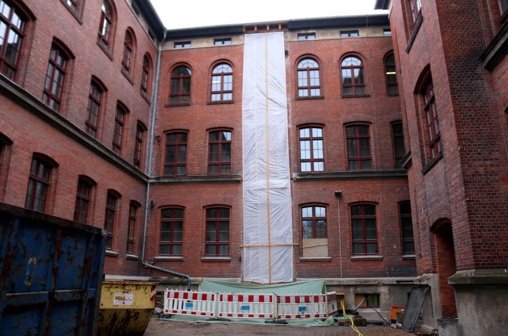 Bald gibt es einen neuen Fahrstuhl - der alte ist schon abgerissen.