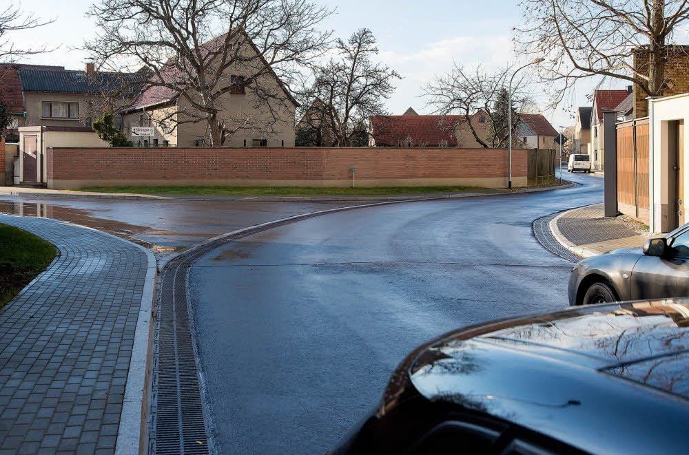 Nach dem Bau der Kreisstraße durch Gröst gibt es Fragen zur Vorfahrt.
