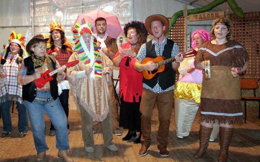 „Der wilde Westen fängt gleich hinter Jessen an“ - mit diesem Titel formiert sich die Saloon-Gesellschaft zu guter Letzt zur Country-Band.