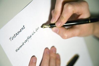 Besser «mit warmer Hand» geben: Wer seine pflegenden Angehörigen beim Erbe bevorzugen will, hält das auch nach der Reform besser schriftlich fest. (Foto: dpa)