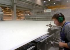 Die Anlagenfahrerin Melanie Reich kontrolliert im Zellstoffwerk Stendal den flüssigen Zellstoff vor der Entwässerung. Das eine Milliarde Euro teure Zellstoffwerk Stendal geht am Freitag (22. Oktober 2004) als eine der größten Industrie-Investitionen Ostdeutschlands offiziell in Betrieb. (Foto: dpa)