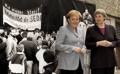 Bundeskanzlerin Angela Merkel (CDU, l) wird von der Bundesbeauftragten für die Unterlagen der Staatssicherheit der ehemaligen DDR, Marianne Birthler (r), vor deren Behörde in Berlin begrüßt (FOTO: DPA)