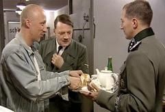 Regisseur Oliver Hirschbiegel (l.) mit Adolf Hitler (Bruno Ganz) und einer Ordonanz bei Kaffee und Kuchen (Foto: dpa)