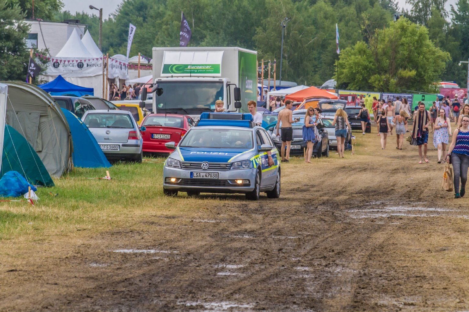 Die Polizei fährt über de Campingplatz und bittet die Festival-Besucher, sich bei erneutem Hagelschlag Zuflucht zu suchen.