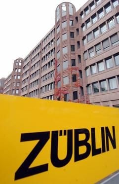 Die Zentrale des Bauunternehmens Züblin in Stuttgart-Möhringen am Dienstag (19.10.2004). Der drittgrößte deutsche Baukonzern, Walter Bau, wird die Mehrheit am Stuttgarter Konkurrenten Züblin übernehmen, teilte das Unternehmen Walter Bau am Dienstag (19.10.2004) in Augsburg mit. Mit der Übernahme von Züblin, dem fünftgrößten Baukonzern Deutschlands, wird Walter Bau seine Gesamt-Bauleistung von zuletzt 2,9 Milliarden Euro auf deutlich über 4 Milliarden Euro steigern. (Foto: dpa)