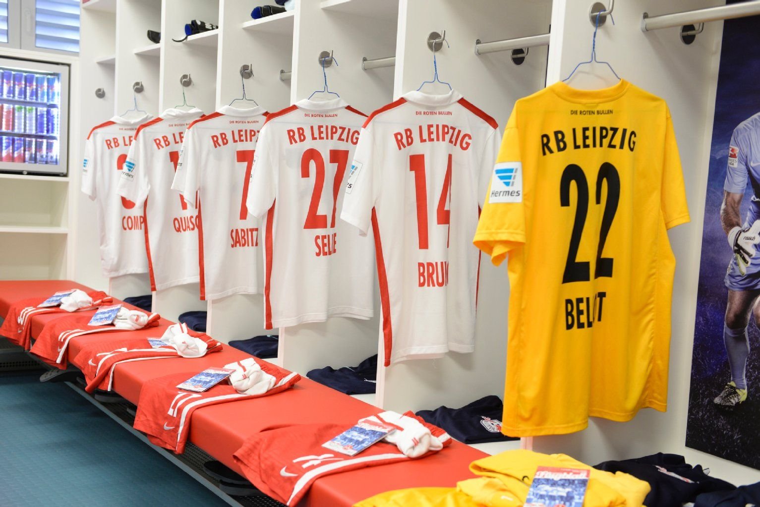 Die Trikots der Spieler hängen an den Spinden.