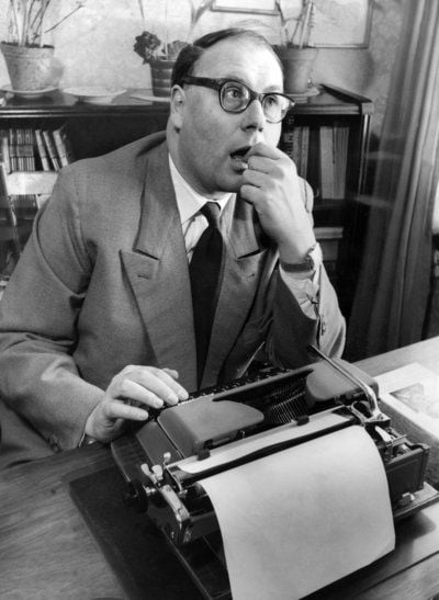 Der Schauspieler, Kabarettist, Schriftsteller, Komponist und Filmproduzent Heinz Erhardt vor seiner Schreibmaschine (FOTO: DPA)
