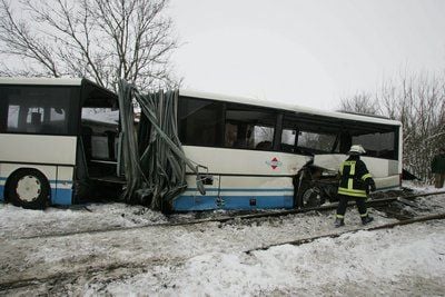 Ein verunfallter Schulbus steht am Dienstag nahe Kröpelin an einem Bahnübergang. (FOTO: DDP)
