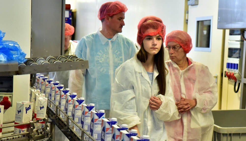Während der Rundgänge erfahren die Besucher, wie die Milch in die Verpackungen kommt und haltbar gemacht wird.