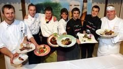 Bei der Sauerbraten-Weltmeisterschaft am Dienstag (21.11.2006) in Wernesgrün stellen sich die Teilnehmer nach dem Wettbewerb mit ihren Kochkünsten zum Gruppenfoto. Sieger wurde Silvio Escher aus Meißen (l). Weiter im Bild (l-r): Alexander Gruhne aus Niedersachsen, Eugen Kanka aus Bayern, Bianca Schubert aus dem vogtländischen Klingenthal, Andreas Forsil und Benedikt Gessler aus Liechtenstein und Andreas Scholz aus Thüringen. (Foto: dpa)