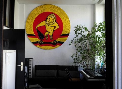 Ein lachender Herkules statt Hammer und Sichel in einem DDR-Emblem in einem Raum des Kabaretts «Herkuleskeule» in Dresden. (FOTO: DPA)