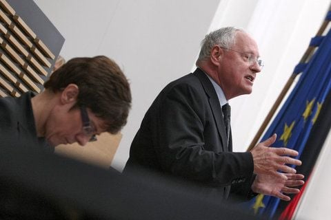 Der Fraktionsvorsitzende der Partei Die Linke im Saarland, Oskar Lafontaine, spricht im Landtag in Saarbrücken - neben ihm auf ihrem Platz die saarländische Ministerpräsidentin Annegret Kramp-Karrenbauer (CDU). (FOTO: DPA)