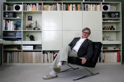 Möbeldesigner Rudolf Horn sitzt in seiner Wohnung in Leipzig in einem von ihm entworfenen Sessel. (FOTO: DDP)