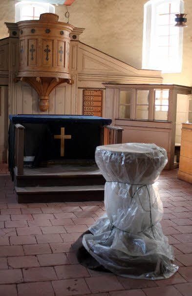 Letzte Handgriffe: Taufbecken und Orgel waren noch auszupacken.