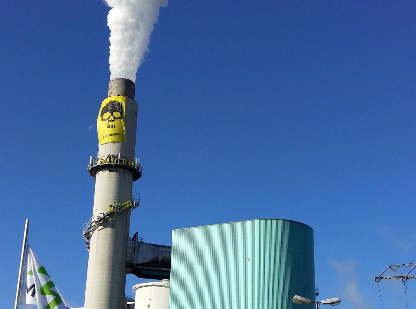 Greenpeace-Aktivisten protestieren auf dem Gelände der Mibrag in Deuben und fordern eine Abstellung des Kraftwerks. Am Schornsteine haben sie dafür eine Fahne mit Totenkopf-Symbol angebracht.