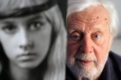 Der Mode- und Aktofotgraf Günter Rössler schaut neben einer Fotografie seines ersten Models Kirsten (1983) in die Kamera. (Foto: dpa)