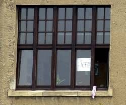 Während Polizeieinheiten das Gutenberg-Gymnasium umstellt hatten, in dem der Schüler Robert Steinhäuser mehrere Lehrer und Schüler erschossen hatte, klebten Schüler einen Zettel mit der Bitte um Hilfe an eine Fensterscheibe. (Archivfoto: dpa)
