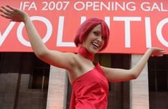 Model Eva (25) aus Berlin, die «Miss IFA», posiert vor dem Gebäude der Internationalen Funkausstellung (IFA) in Berlin. (Foto: dpa)