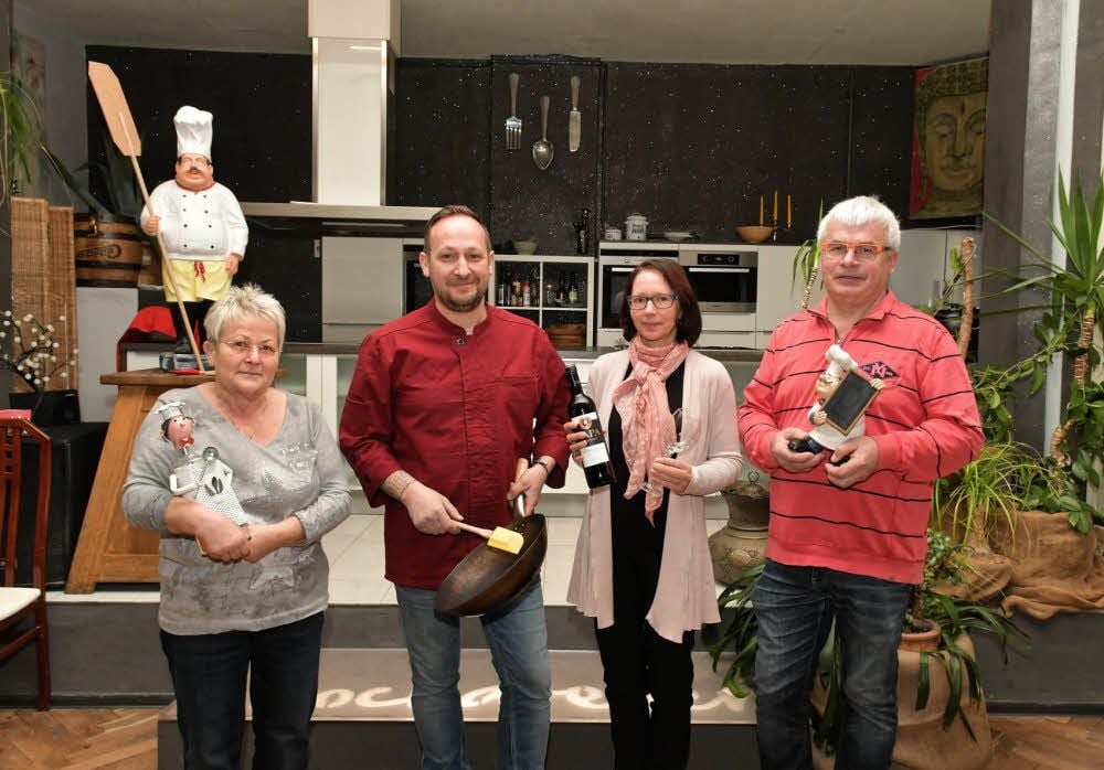 Marianne Günther, Marco Günther, Annett Simroth und Rainer Aderhold (v.l.n.r) hoffen auf gutes Gelingen im Gartenlokal.