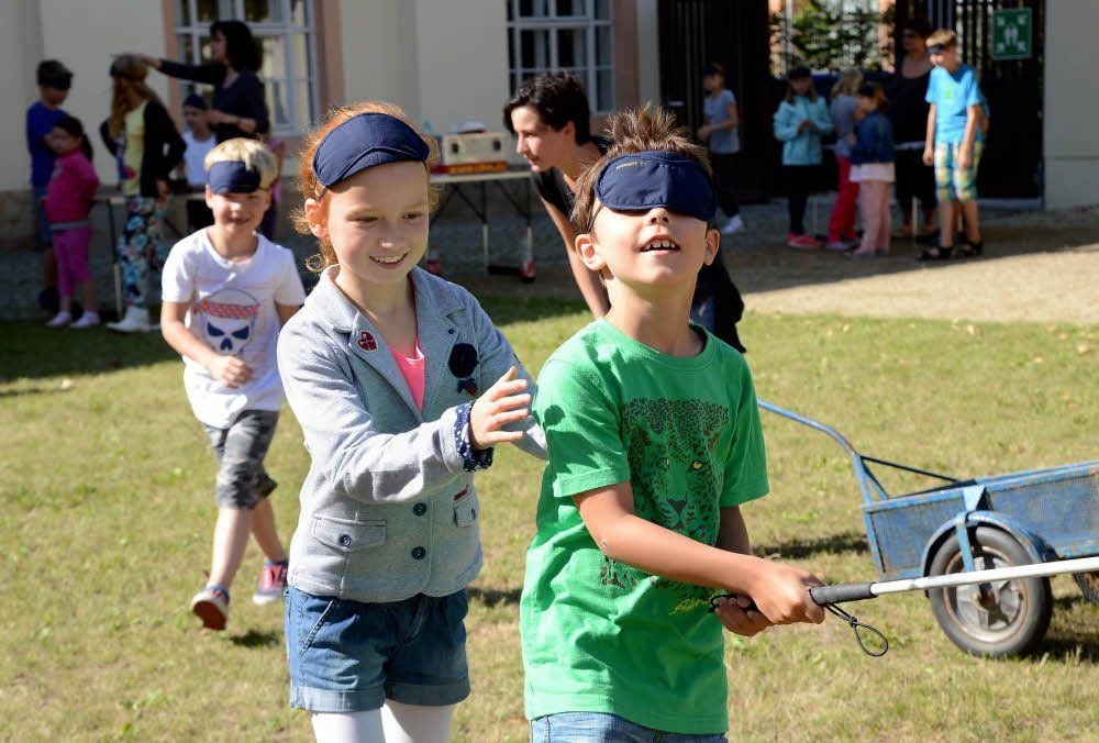 Lotte Fuchs und Julius Schöpe probieren, wie es ist, blind zu sein.