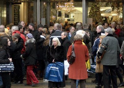 Unzählige Menschen betreten und verlassen das Kaufhaus des Westens, KaDeWe, in Berlin. (FOTO: DPA)