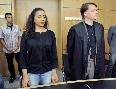 Anwalt Oliver Wallasch mit Nadja Benaissa bie der Urteilsverkündung. (FOTO: DPA)