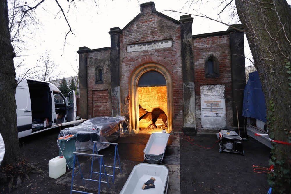 Mehrere Stunden dauerten am Montag die Arbeiten zur Überführung der Leichenteile vom Historischen Friedhof zu einem Bestatter.