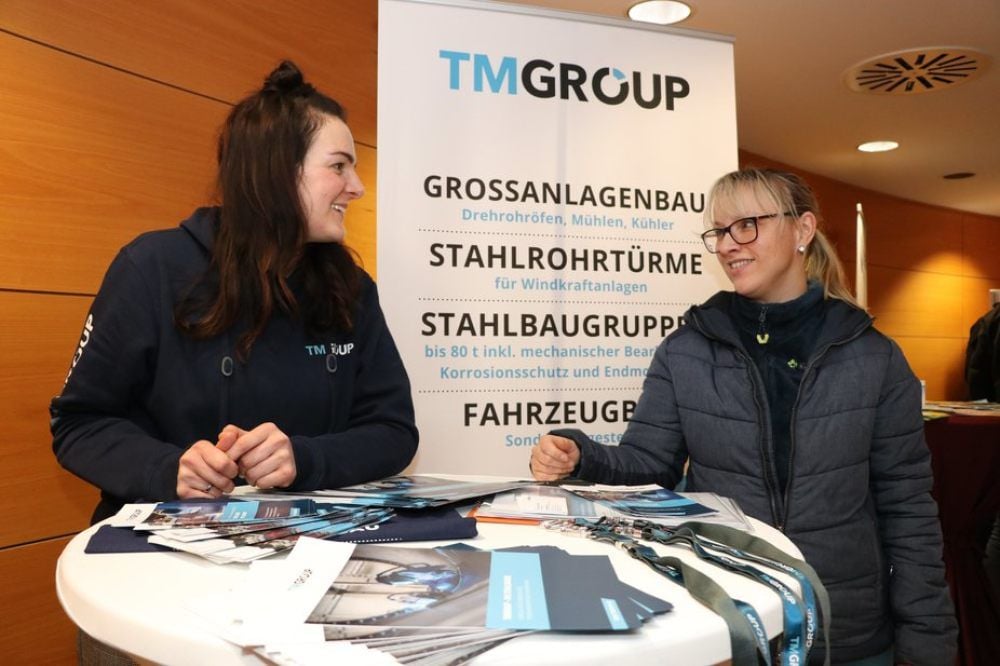 Annika Weißkopf (links) von der Stahlbaufirma TM-Group berät Besucherin Sylvi Henneberg über Jobperspektiven in der Region.